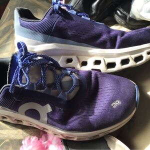 On cloud athletic shoes Womens sz 9